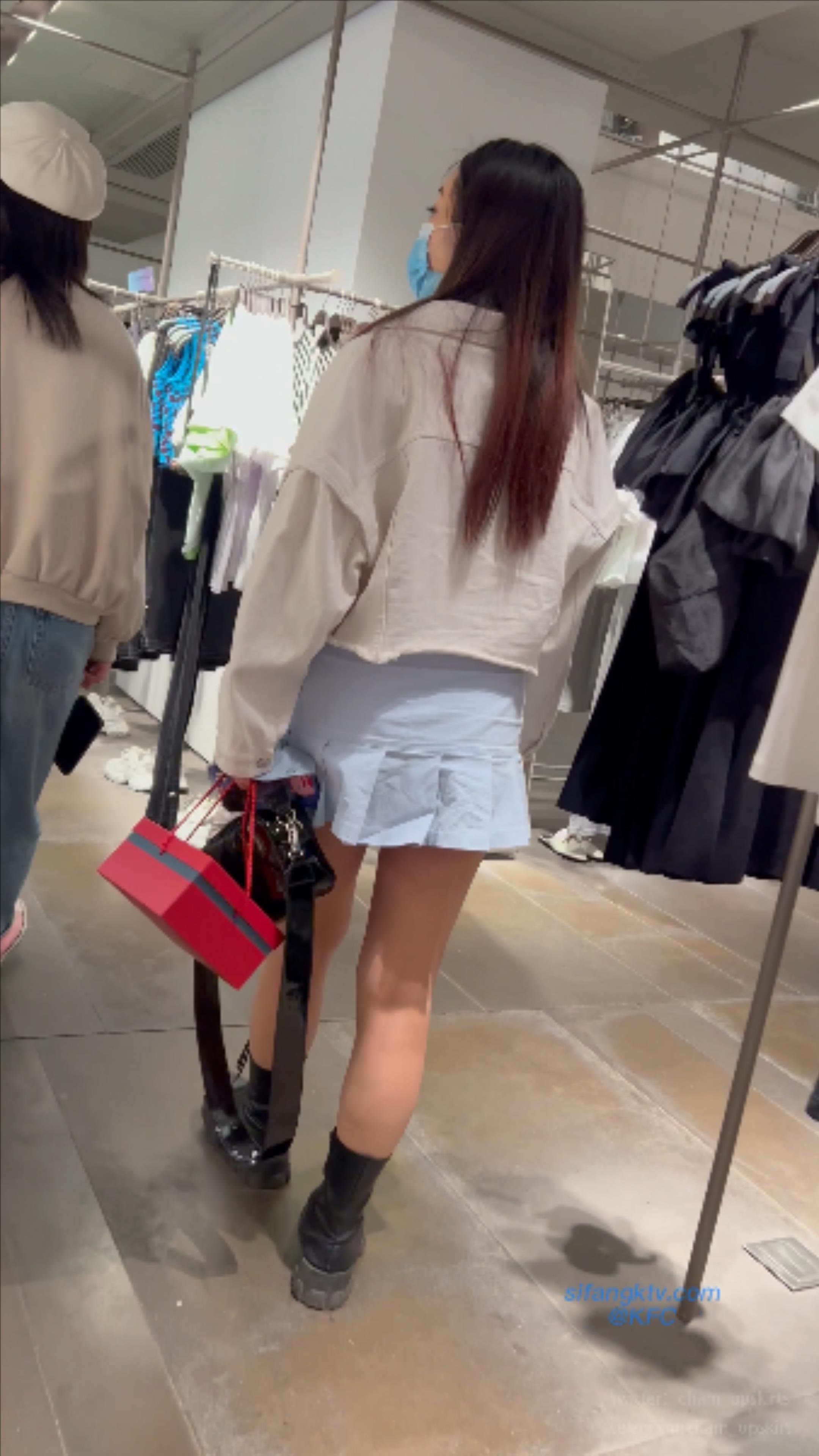 「KFC原创CD」★★靓女试衣服，蓝色短裙搭配蓝色窄内露毛了.mp4_20221208_194100853.jpg